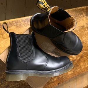 Dr. Martens Chelsea black stitch black leather ankle boots